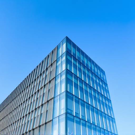 Illustrazione di un edificio moderno con facciate innovative in vetro e metallo, sotto un cielo azzurro chiaro.